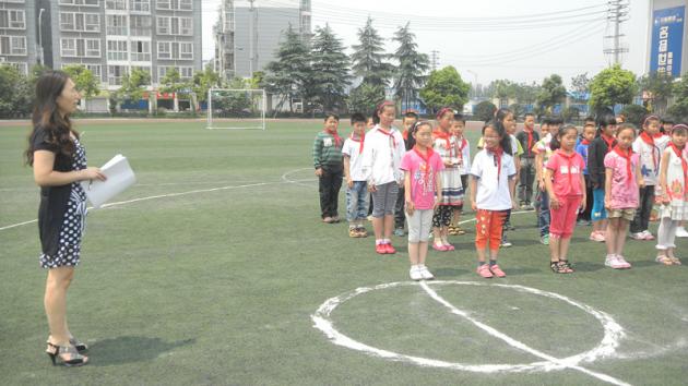 千淘万漉虽辛苦，吹尽黄沙始到金